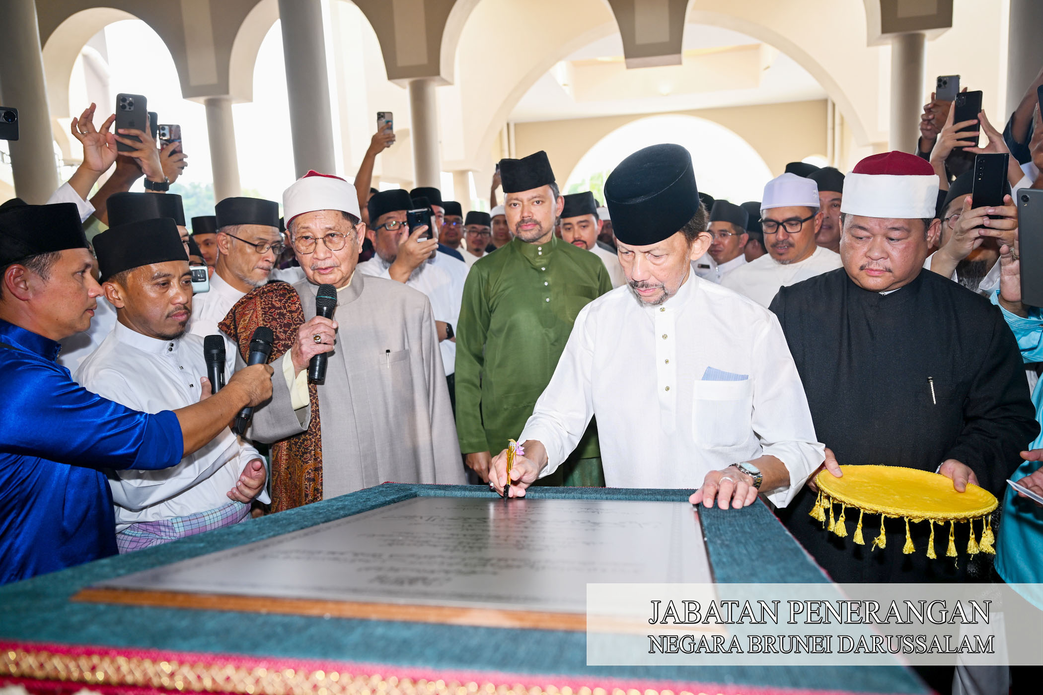 Berangkat merasmikan, menunaikan Solat Jumaat pertama di Masjid An-Na'im