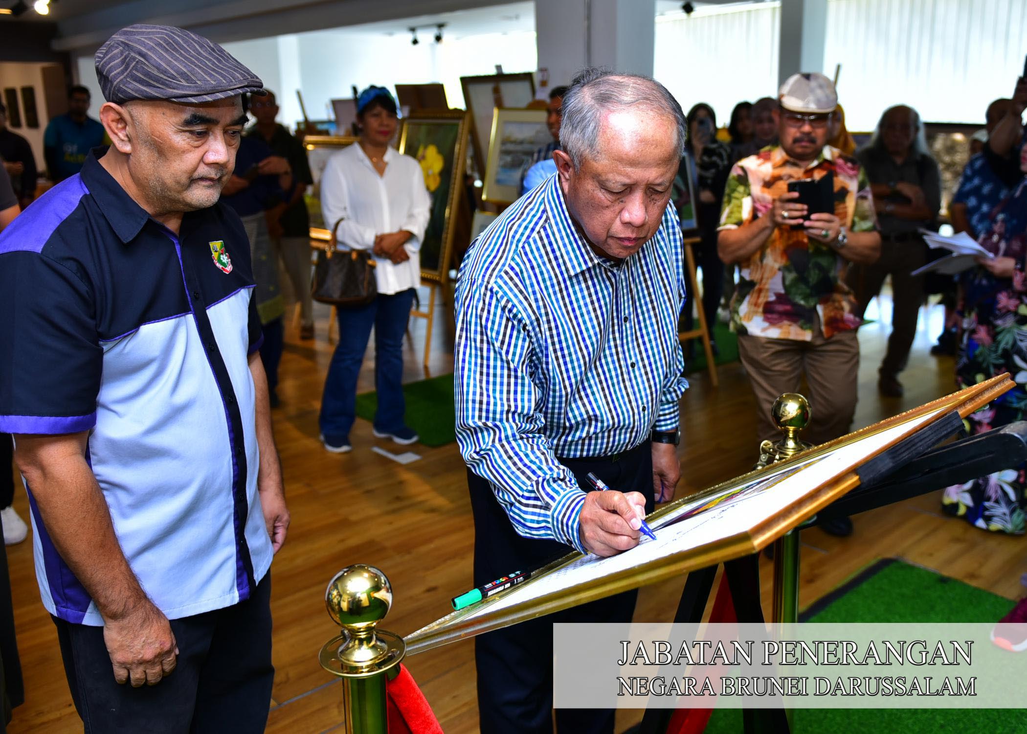 Pameran, bazar seni amal bagi Tabung Kemanusiaan Gempa Bumi