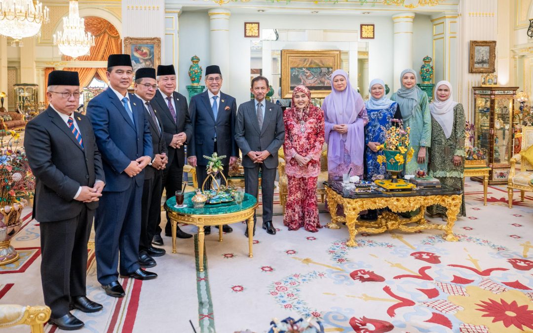 KDYMM dan KDYMM Raja Isteri berkenan menerima mengadap Timbalan Premier Sarawak, Menteri Sumber Asli dan Pembangunan Bandar II dan Menteri Perdagangan Antarabangsa, Industri dan Pelaburan Sarawak