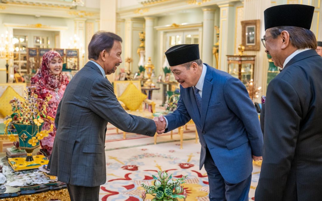 KDYMM dan KDYMM Raja Isteri berkenan menerima mengadap Yang Di-Pertua Negeri Sabah, Ketua Menteri Sabah