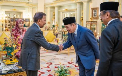 KDYMM dan KDYMM Raja Isteri berkenan menerima mengadap Yang Di-Pertua Negeri Sabah, Ketua Menteri Sabah