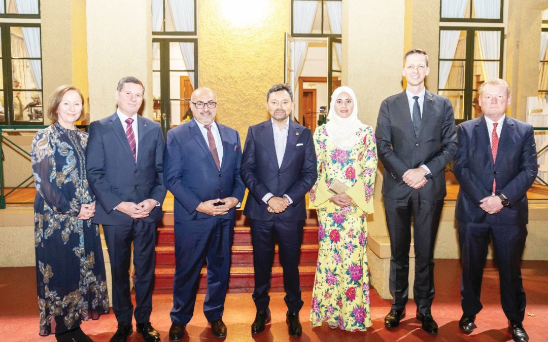 Berkenan berangkat ke Majlis Santap Malam