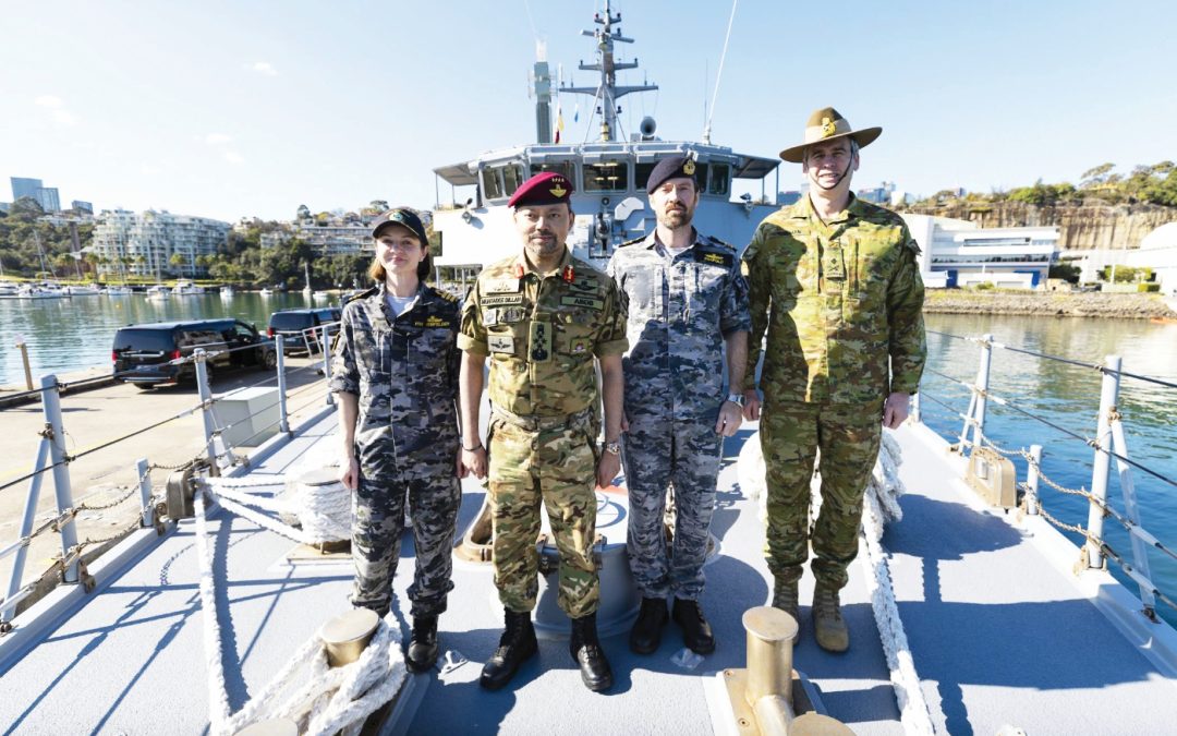 Berkenan meninjau HMAS Yarra, Holsworthy Barracks