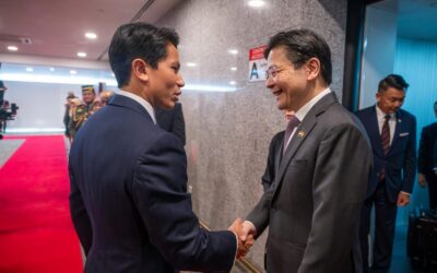 Berangkat mengalu-alukan ketibaan Perdana Menteri Republik Singapura